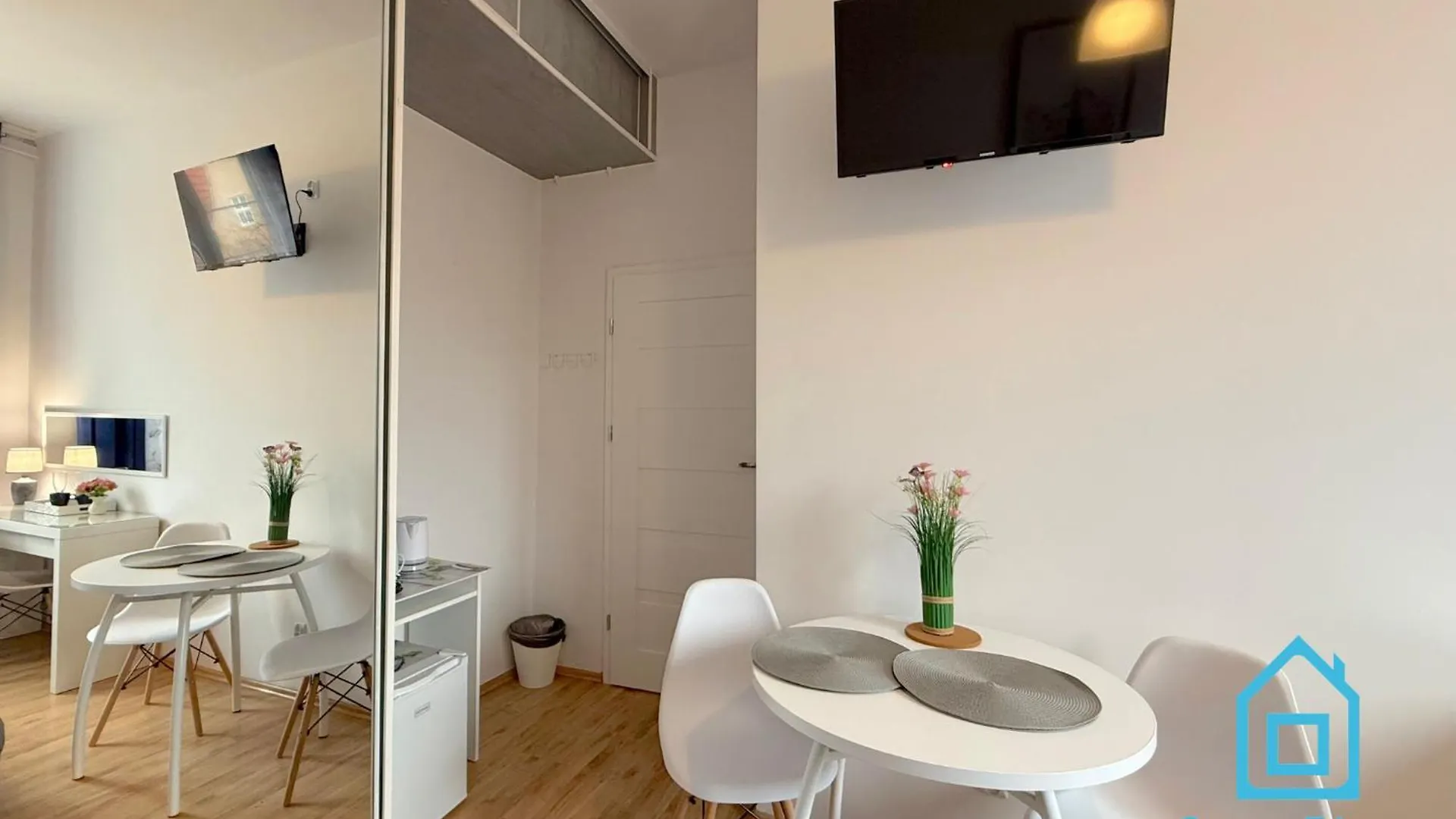 Paris Room Old Town Gdansk Homestay