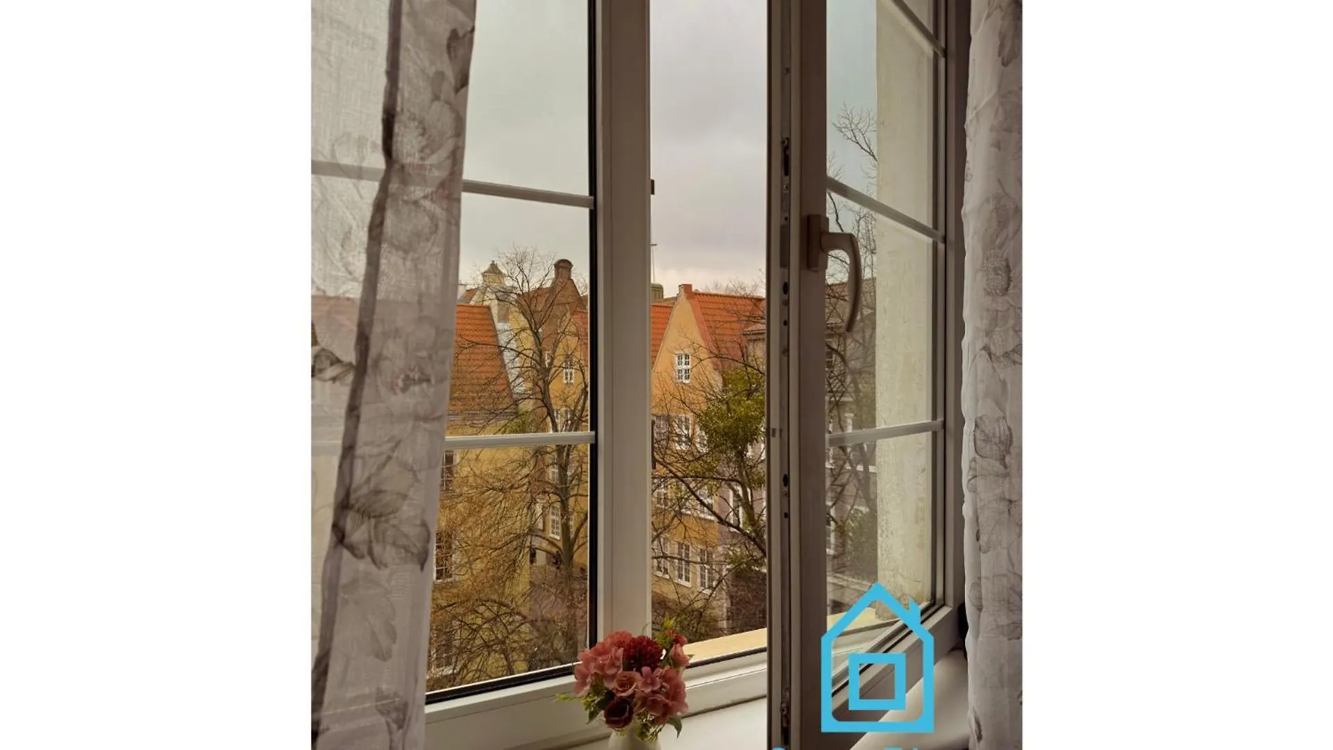 Paris Room Old Town Gdansk Homestay